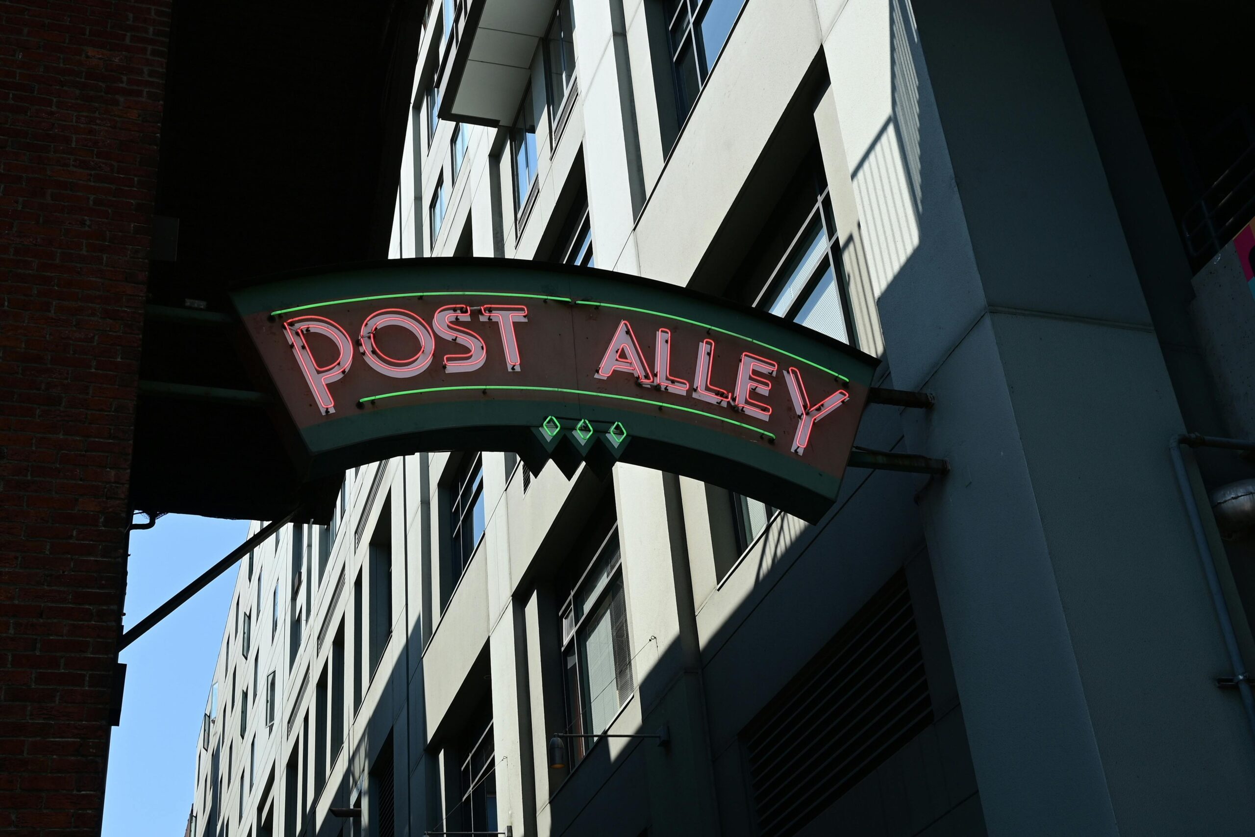 Ein Blick auf das berühmte Neonschild „Post Alley“ in der Innenstadt von Seattle, Washington.