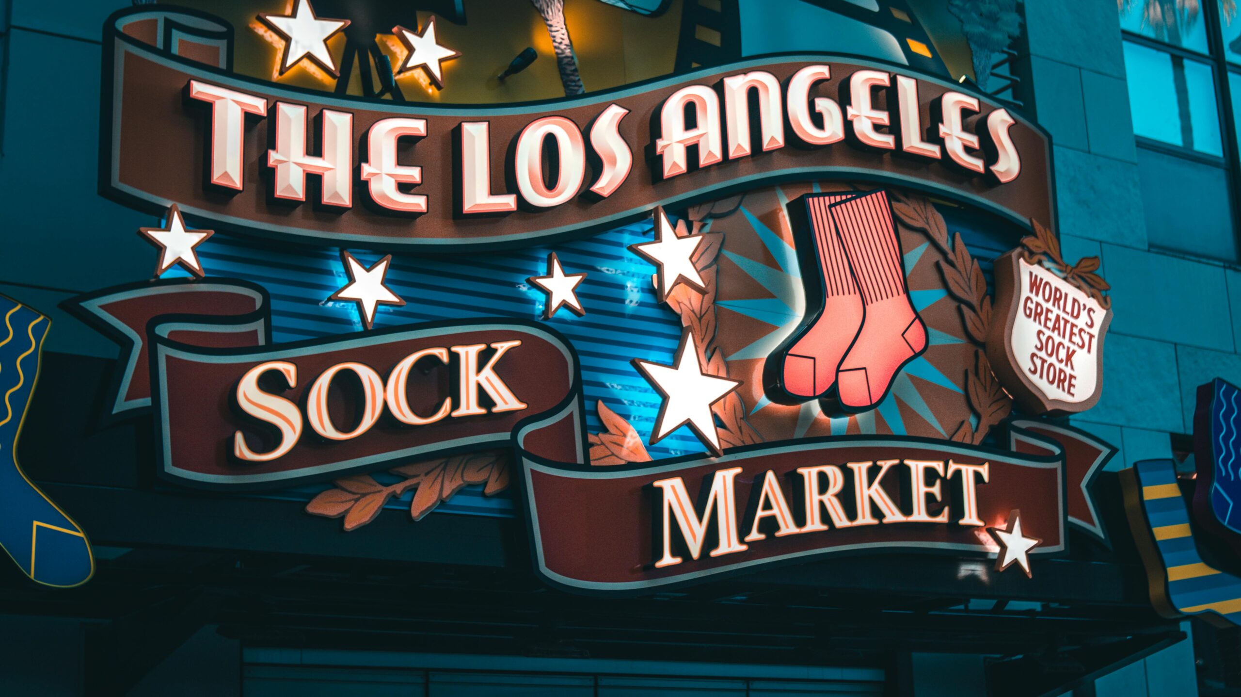 Helles Neonschild für den Los Angeles Sock Market bei Nacht. Perfektes Reisefoto.
