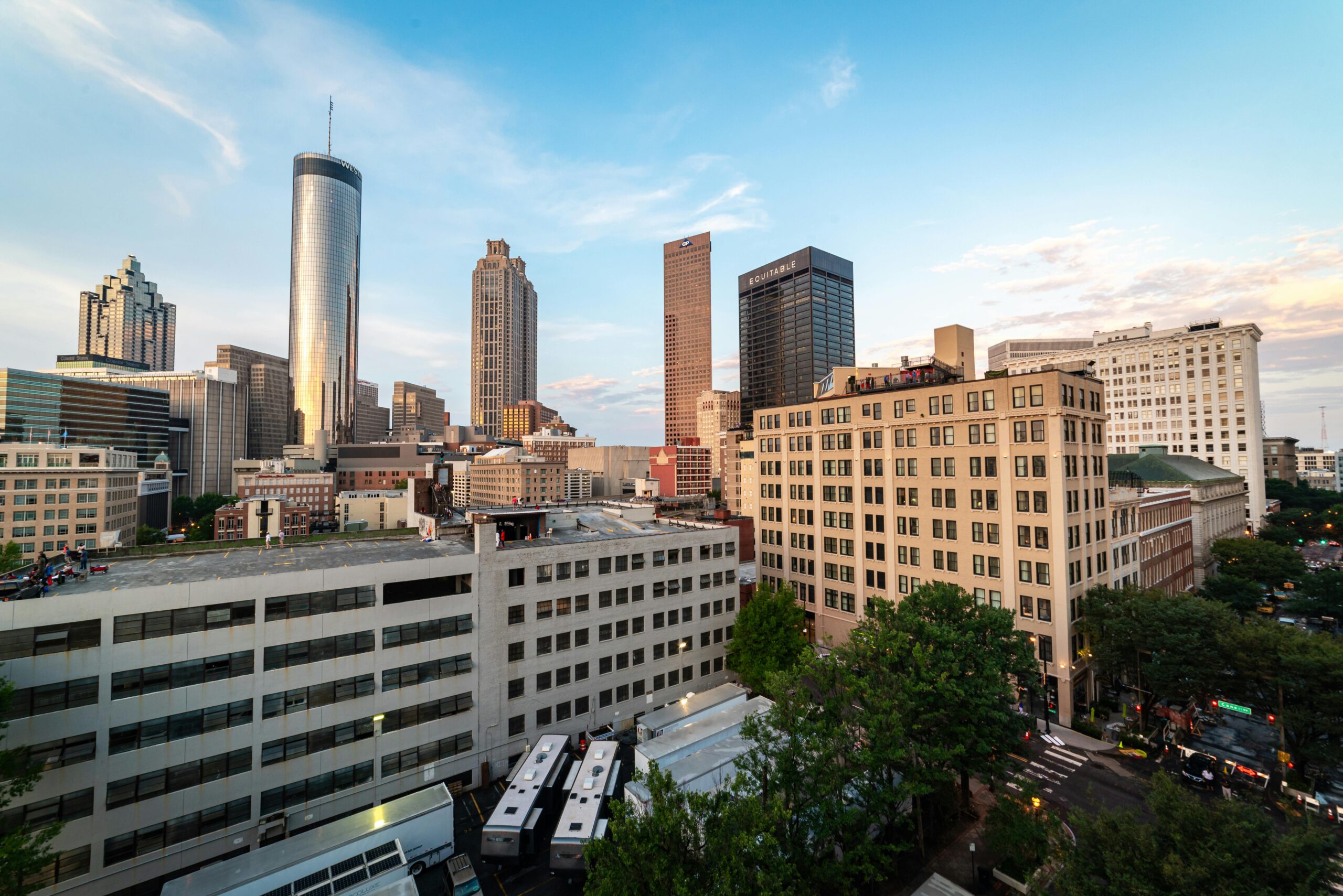 Ein atemberaubender Blick auf die Skyline der Innenstadt von Atlanta, Georgia, mit ihren ikonischen Wolkenkratzern.