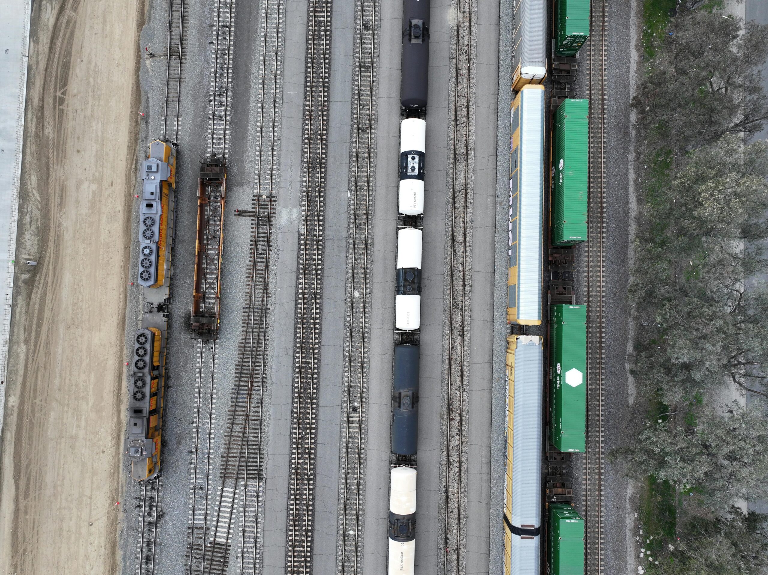 Luftaufnahme eines Rangierbahnhofs in Kalifornien, auf der mehrere ZÃ¼ge und Gleise zu sehen sind.