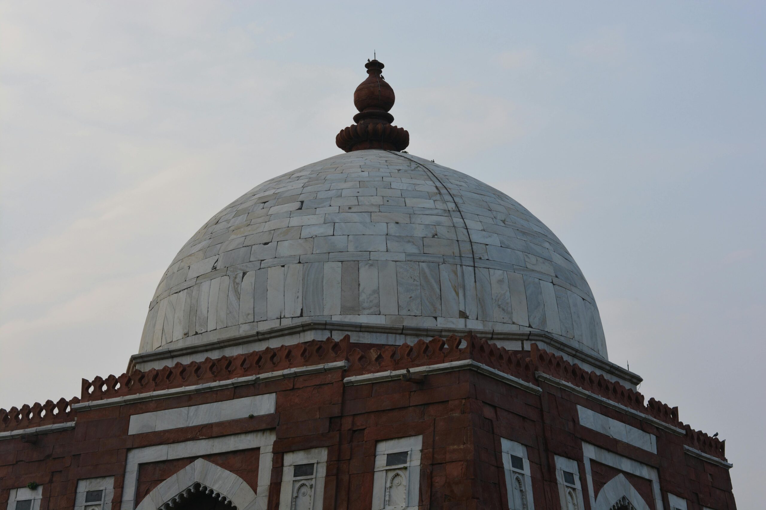 Blick auf die Kuppel von Ghiyasuddins Grab in Neu-Delhi, die die Mogul-Architektur unter klarem Himmel zeigt.