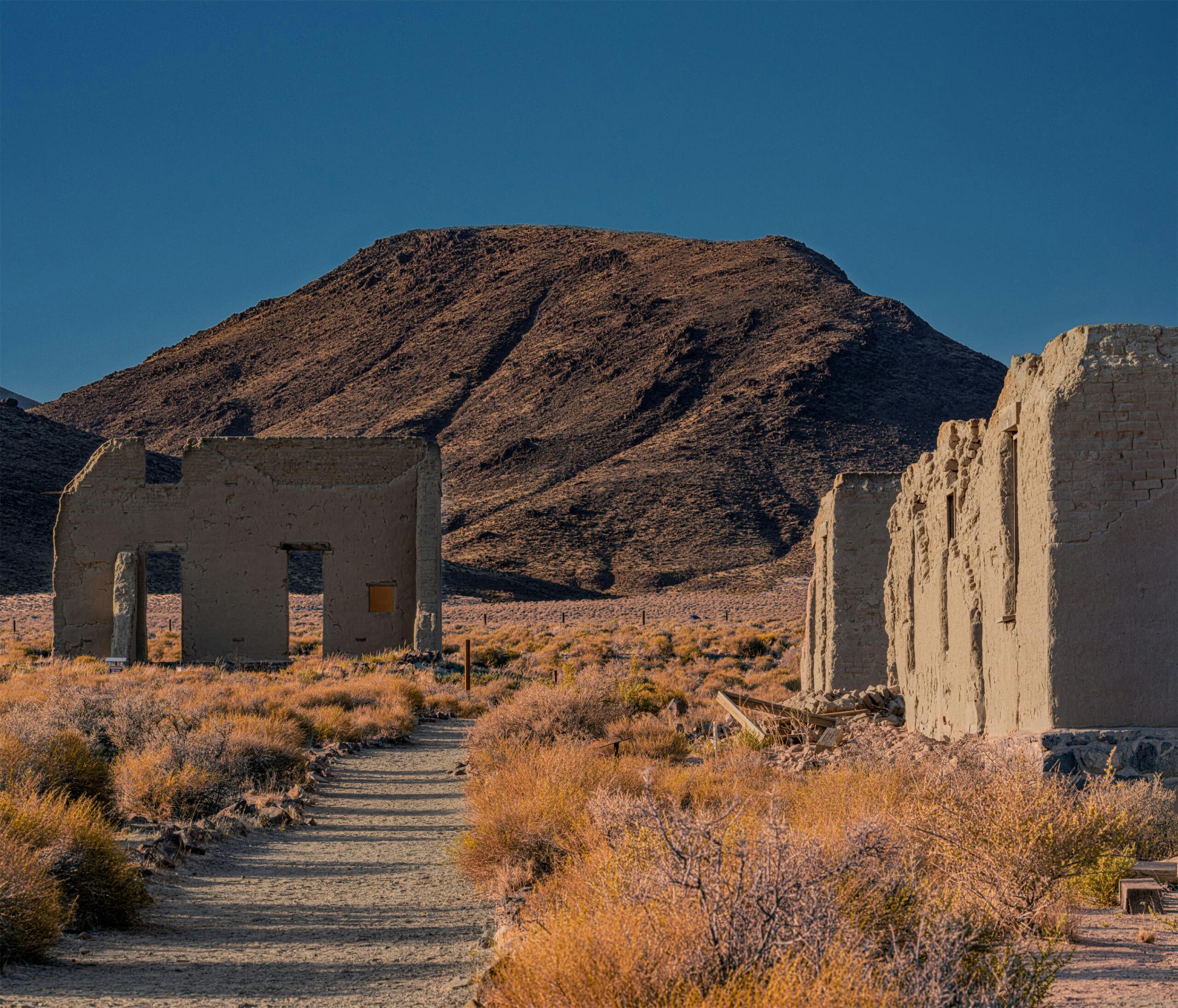 Erkunden Sie die Ruinen des Wilden Westens vor der WÃ¼stenkulisse von Silver Springs, Nevada.
