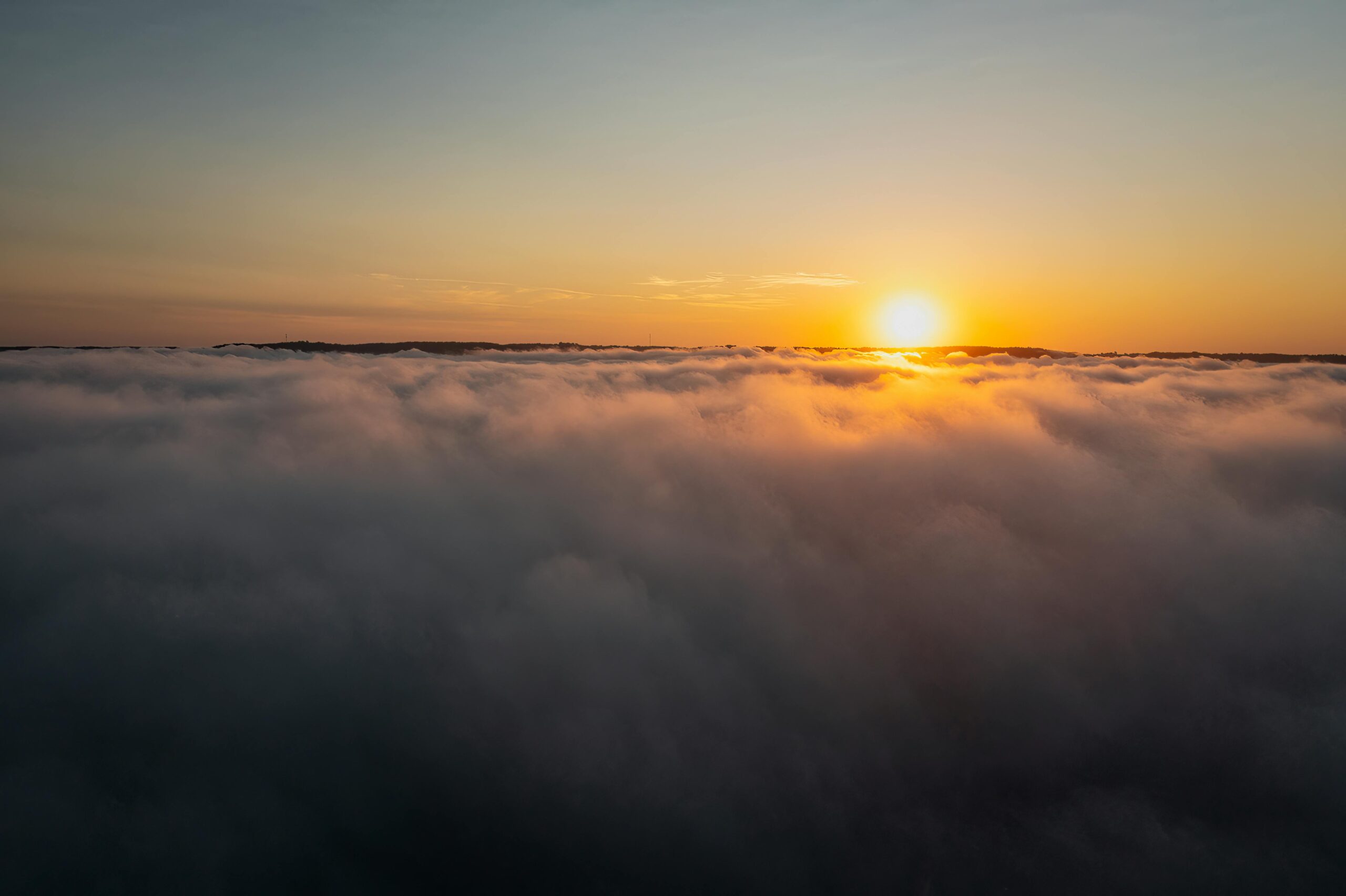Ein atemberaubender Blick auf den Sonnenaufgang &Atilde;&frac14;ber den Wolken in Wabasha, Minnesota, USA.