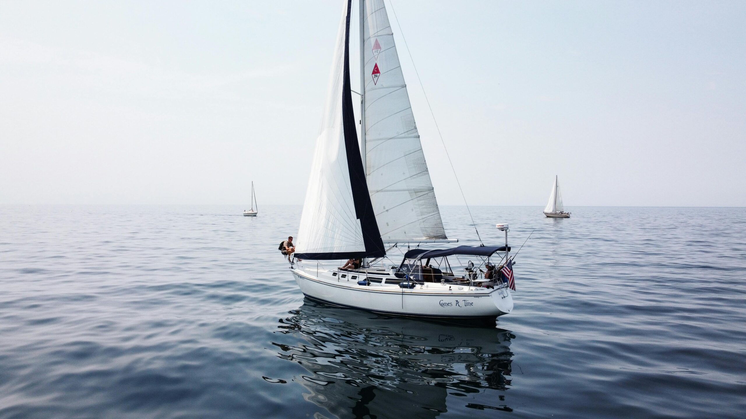 Idyllische Segelszene auf dem Michigansee mit mehreren Segelbooten unter klarem Himmel.
