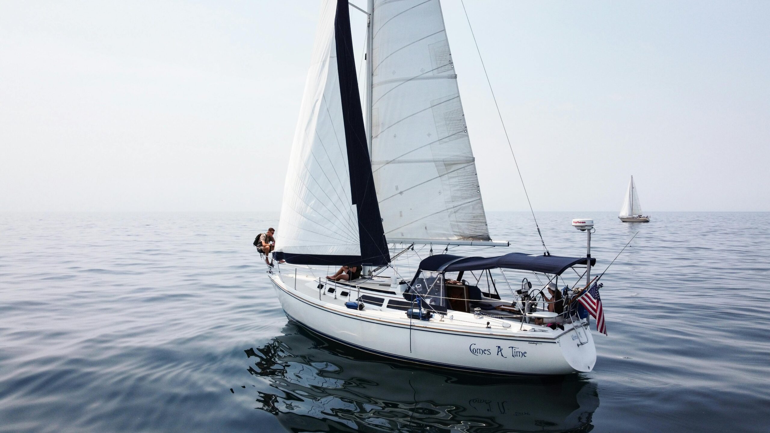 Faszinierendes Segelabenteuer auf dem ruhigen Wasser des Michigansees mit eleganten Segelbooten.