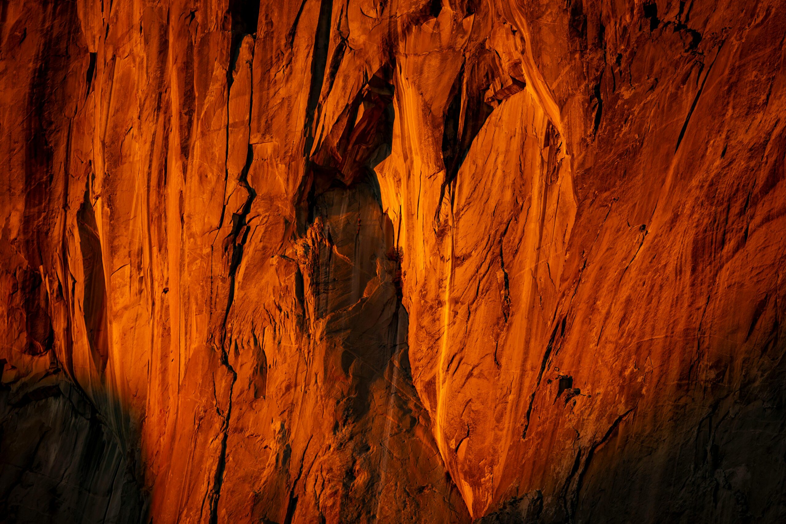 Warme Sonnenuntergangsfarben tauchen die ikonische Granitwand des El Capitan im Yosemite-Nationalpark in ein warmes Licht.