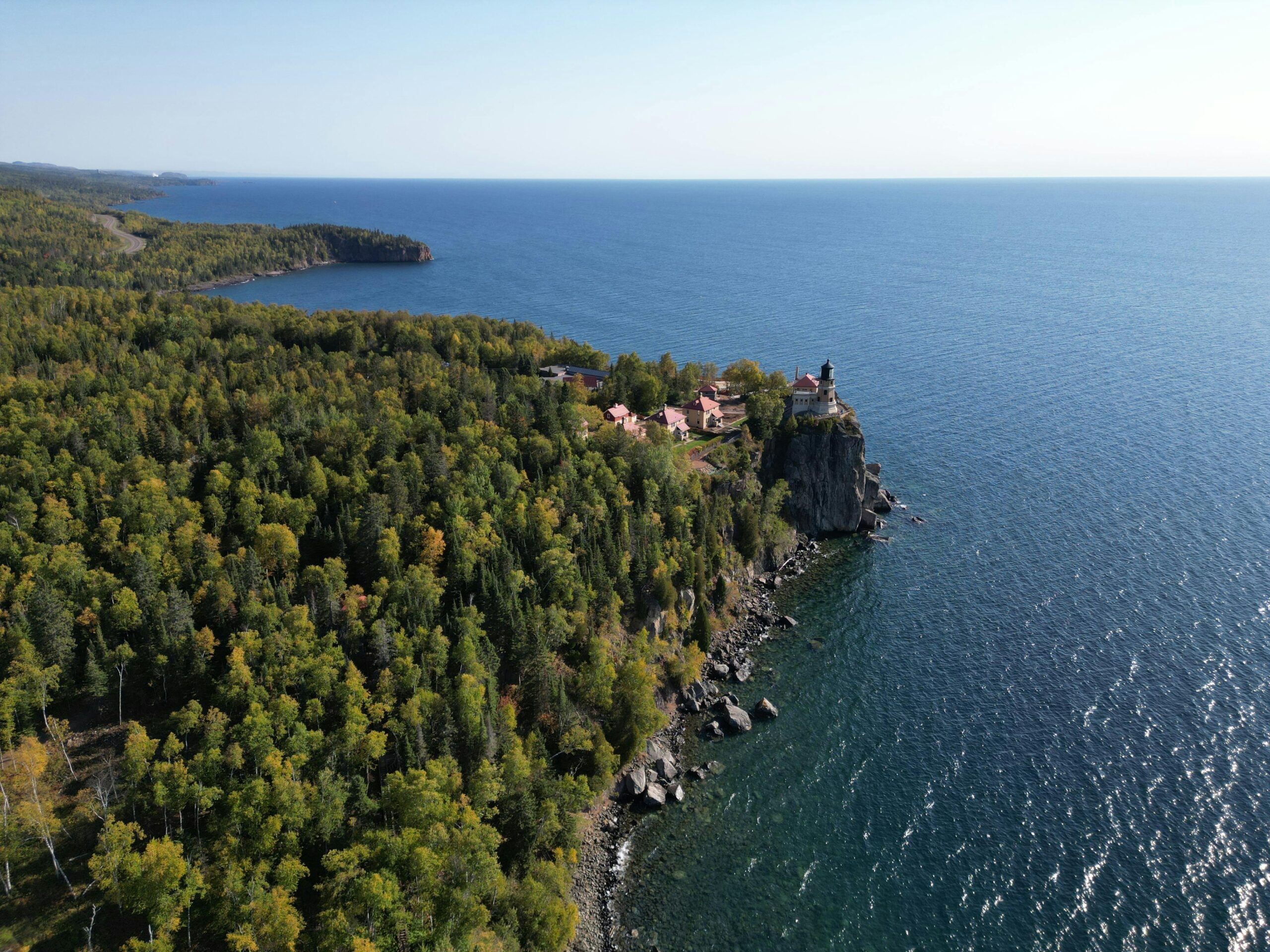 Majest&Atilde;&curren;tische Luftaufnahme des Leuchtturms Split Rock auf einer bewaldeten Klippe mit Blick auf den Lake Superior.