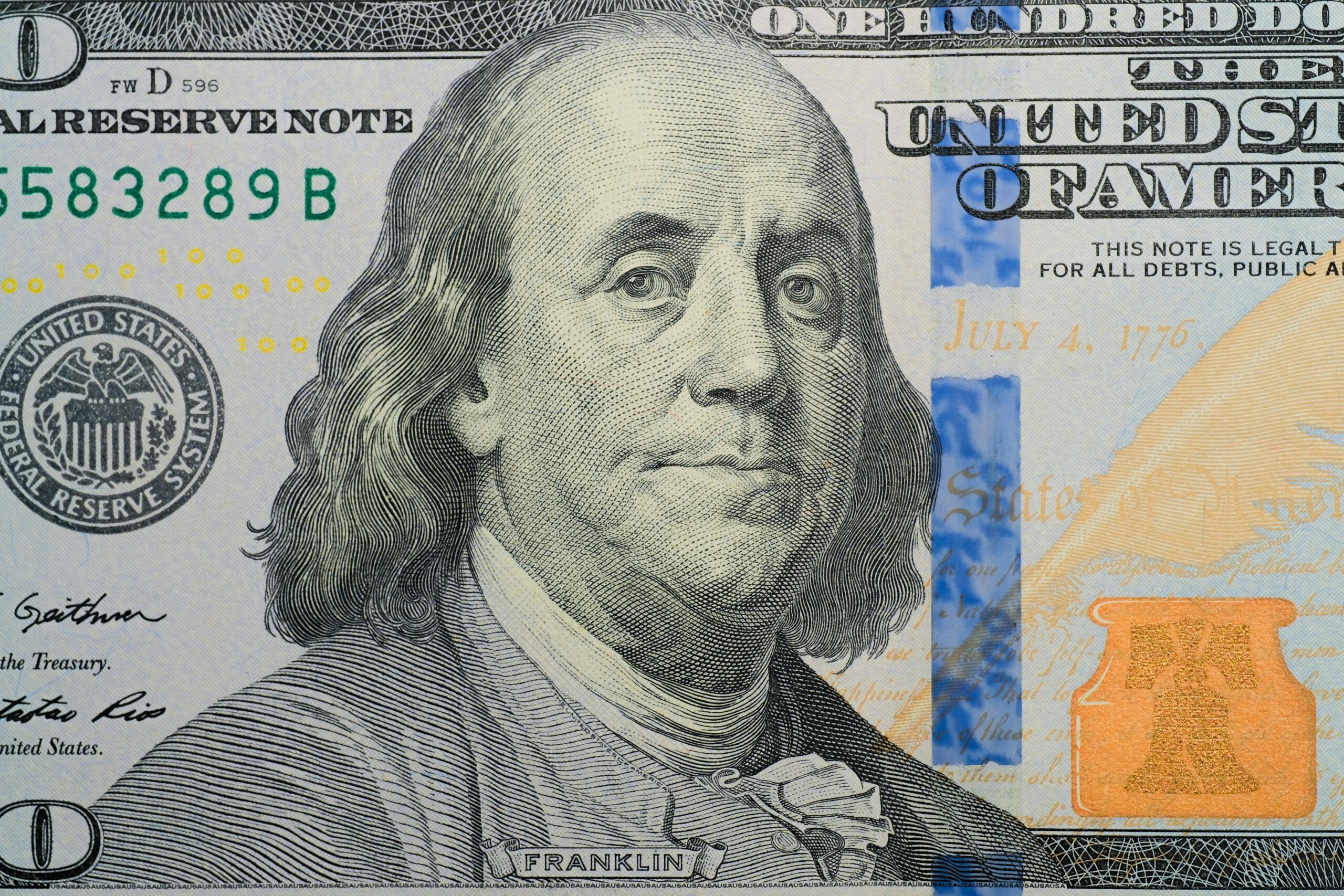Detaillierte Abbildung der Vorderseite eines 100-Dollar-Scheins mit dem Portr&auml;t von Benjamin Franklin.
