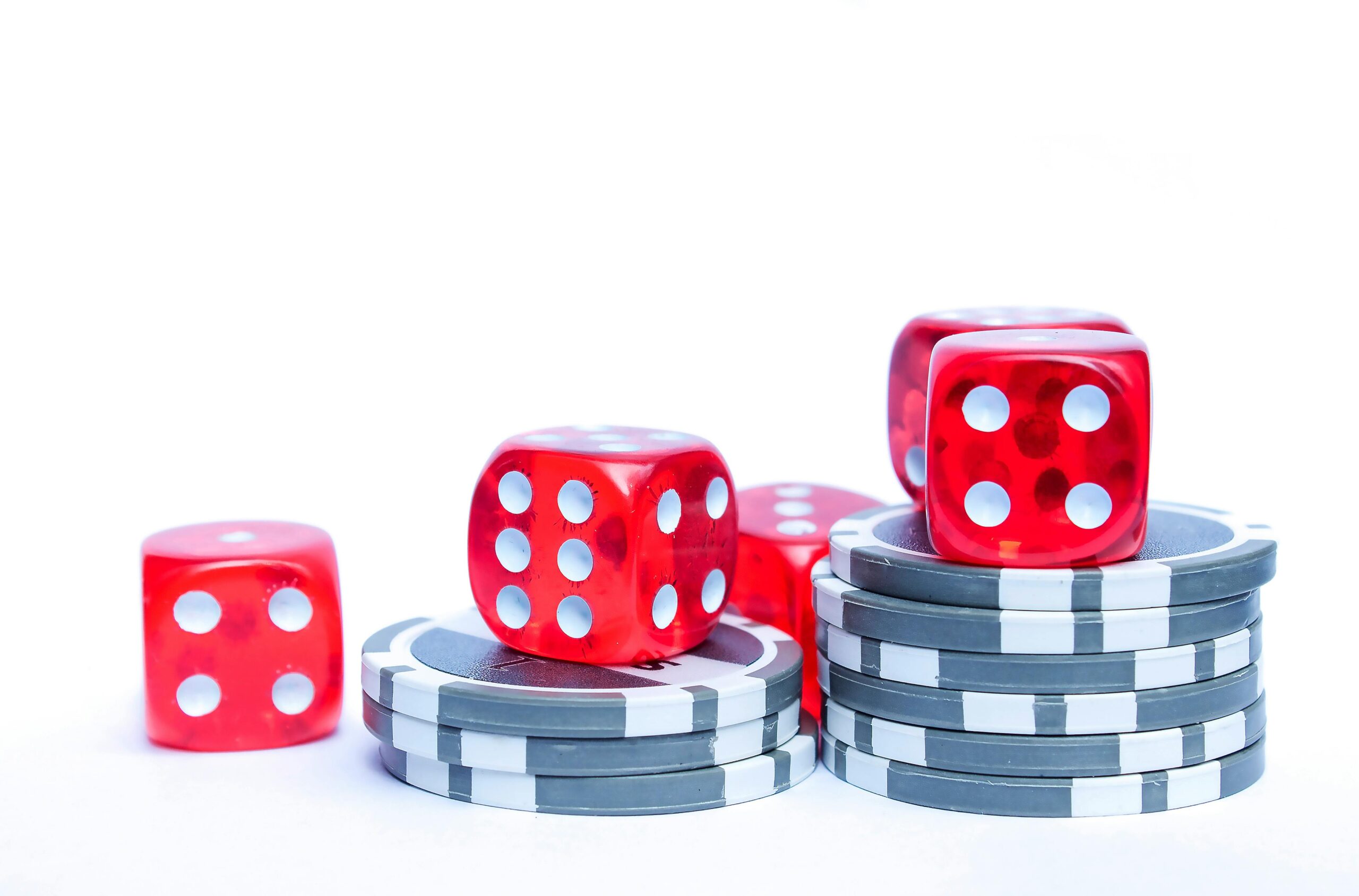 3 Rote W&uuml;rfel Mit Grauen Und Wei&szlig;en Pokerchips