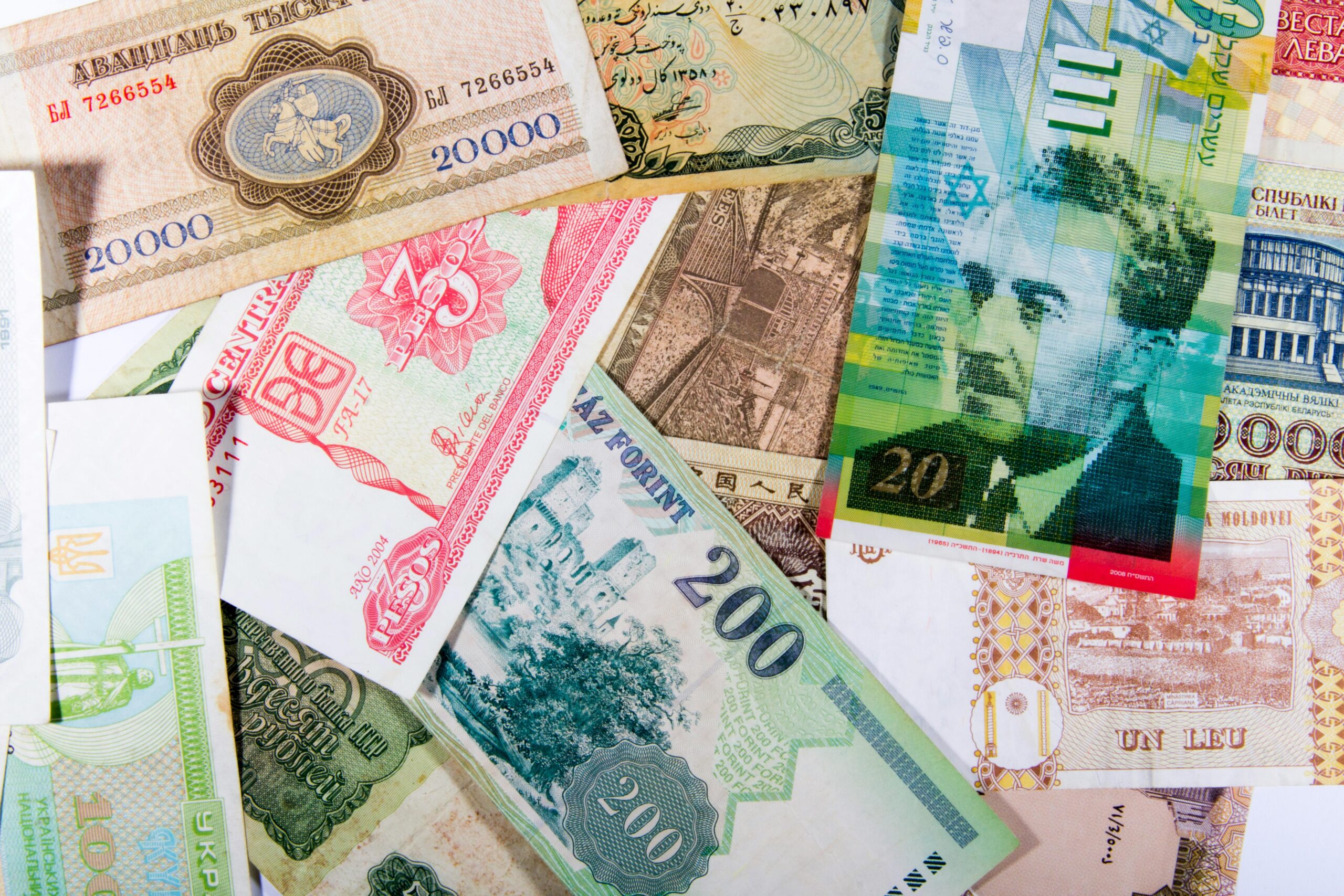 Bunte Zusammenstellung internationaler Papierw&auml;hrungen aus verschiedenen L&auml;ndern, flach ausgelegt.