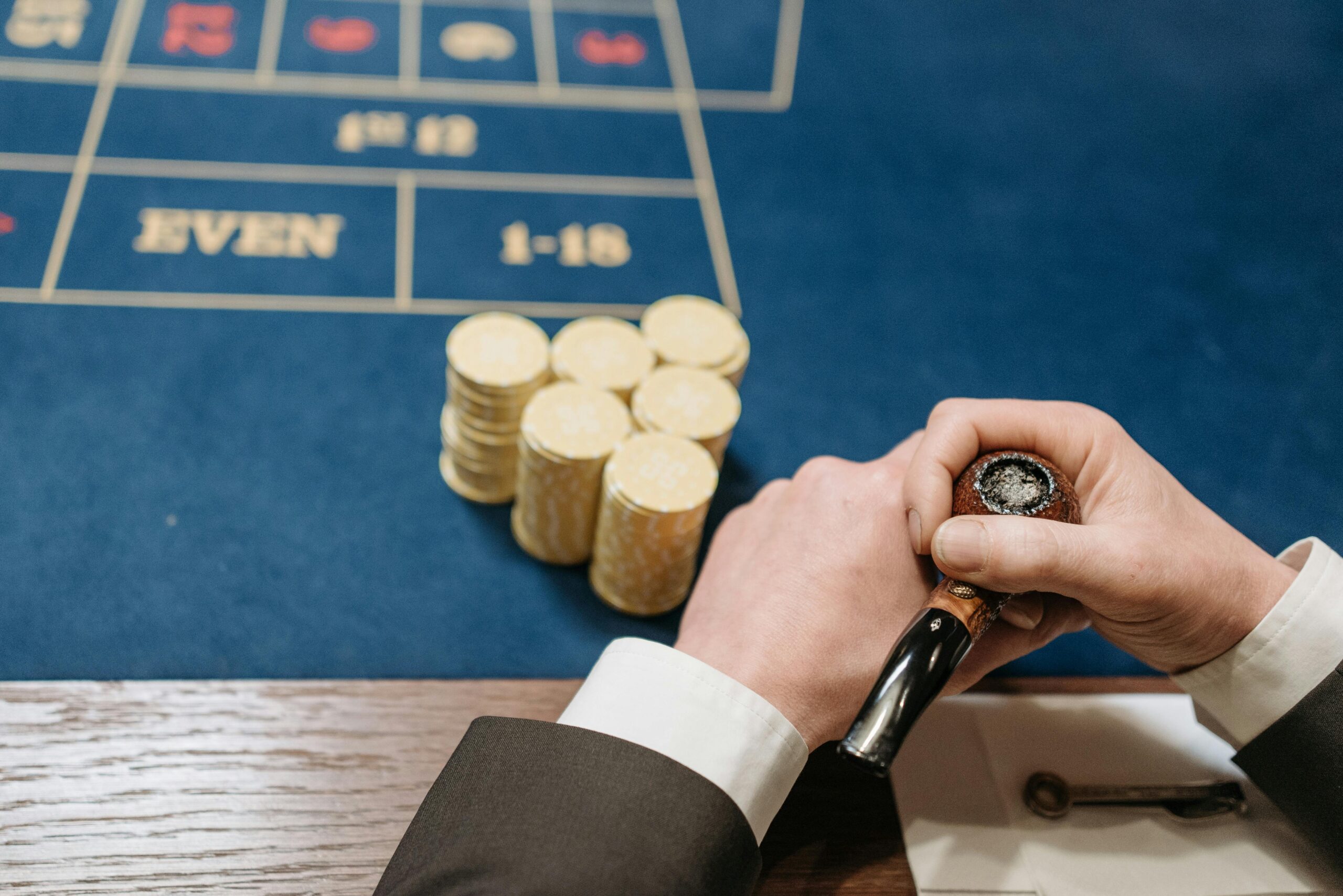 Kostenloses Stock Foto zu aufsicht, blauer filz, casino tisch