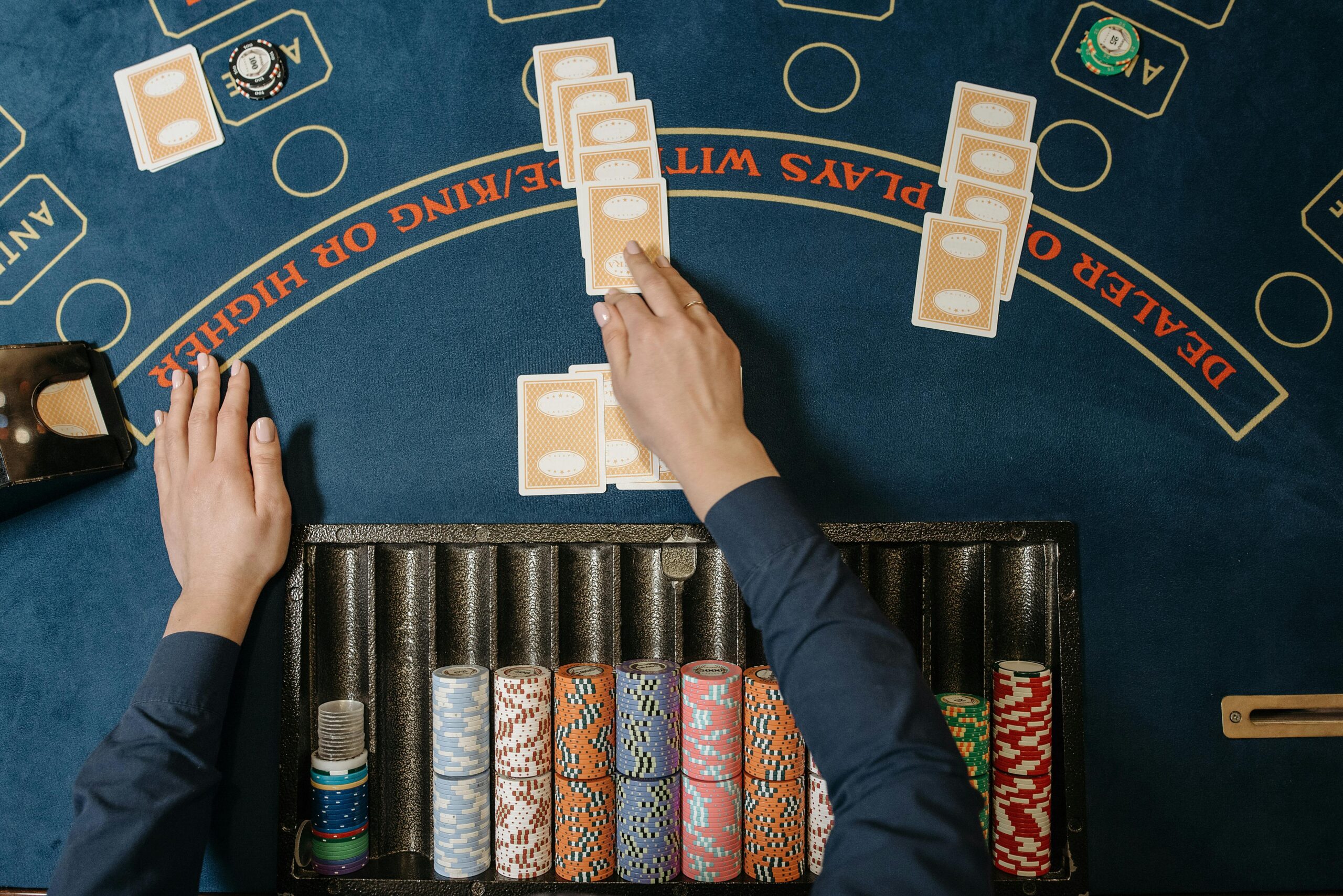 Kostenloses Stock Foto zu aufsicht, blauer casinotisch, casino wette