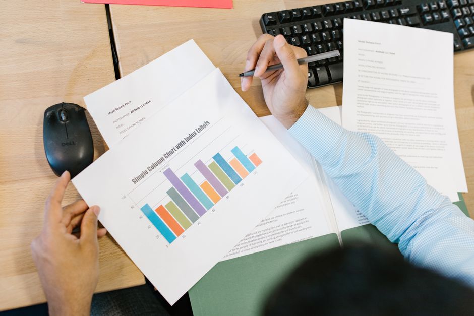 Analyst prüft Finanzkennzahlen